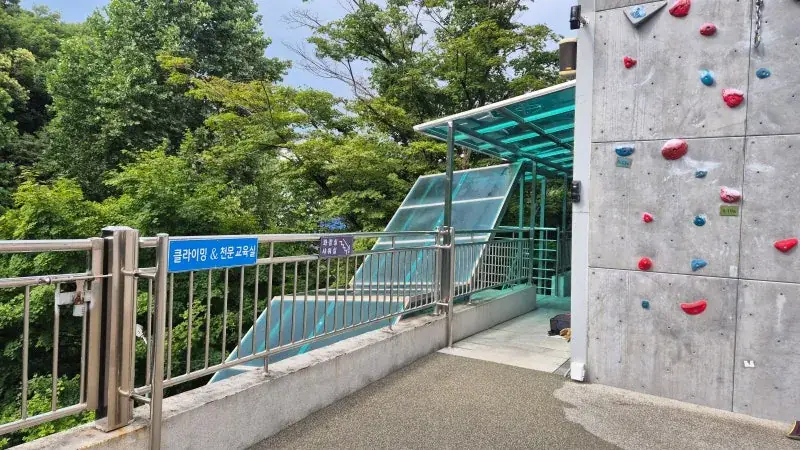Facilities: showers, toilets, chargers - Bukhansan Climbing Center Seoul: Fees, Hours, Parking